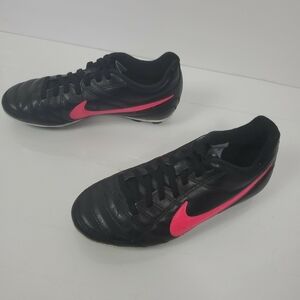 Nike Girls Cleats Shoes Size 1Y  Black Pink Jr Chaser